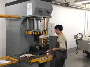 Japan Client Testing Hydraulic Press Machine v naši tovarni