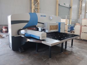 visokotrdni cnc tlačni stroj 30 ton z nadzornim sistemom Oi-PO cnc