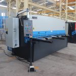 stroj za striženje hidravličnih kovinskih plošč